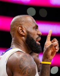 网络游戏平台-香波特：若你没按老詹的要求跑位 他会故意传球失误&amp;让教练换下你